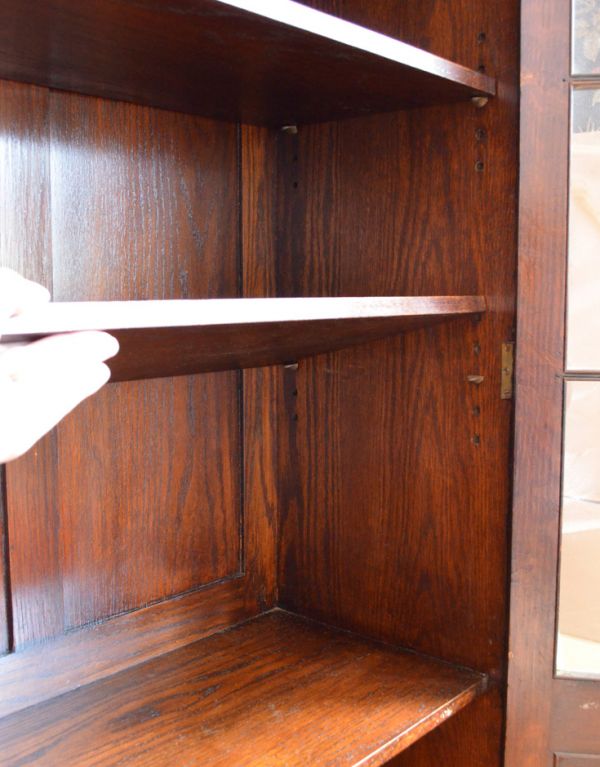 アンティーク家具　アンティーク英国家具、ガラス扉のブックケース（本棚）。棚板は取り外すことも可能です。(q-427-f)