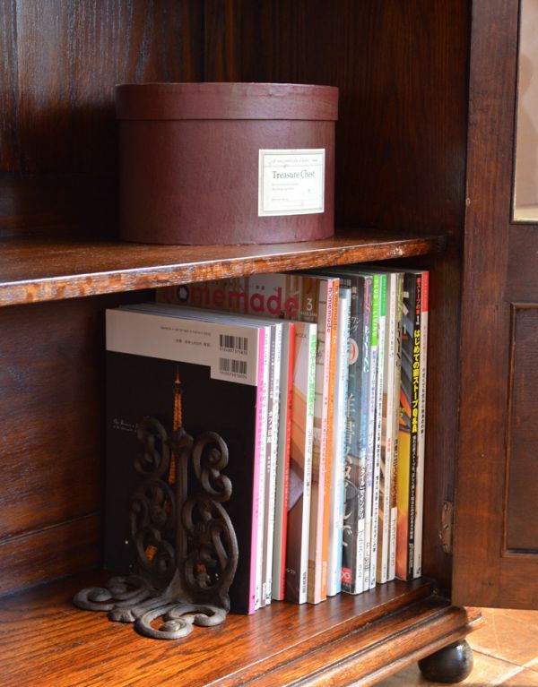 アンティーク家具　アンティーク英国家具、ガラス扉のブックケース（本棚）。内側も茶色なので落ち着きがあってかっこいいです。(q-427-f)