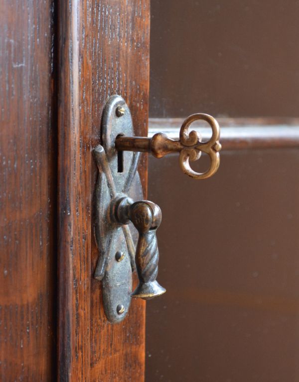 アンティーク家具　アンティーク英国家具、ガラス扉のブックケース（本棚）。アンティークならではの重厚感のある取っ手です。(q-427-f)