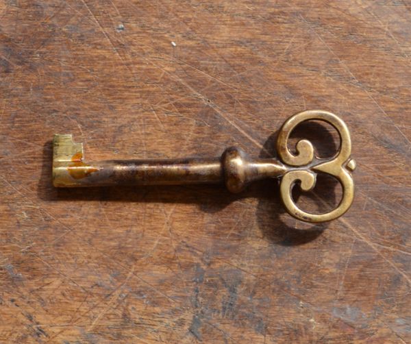 アンティーク家具　アンティーク英国家具、ガラス扉のブックケース（本棚）。アンティークの鍵です。(q-427-f)