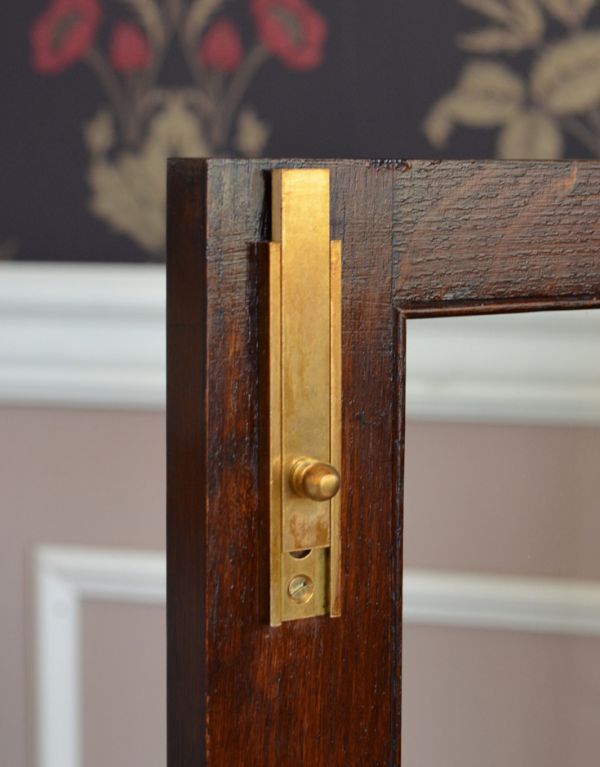 アンティーク家具　アンティーク英国家具、ガラス扉のブックケース（本棚）。左扉には留め具が上下に一つづつ付いているので、安心してお使いいただけます。(q-427-f)