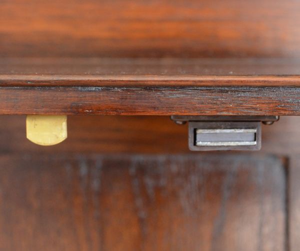 アンティーク家具　アンティーク英国家具、ガラス扉のブックケース（本棚）。扉にはマグネットがついているので、開け閉めもスムーズです。(q-427-f)