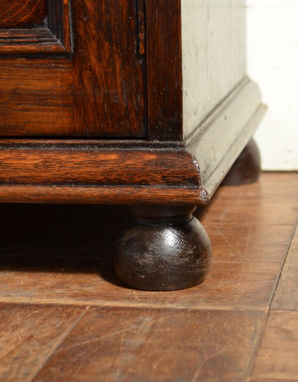 アンティーク家具　アンティーク英国家具、ガラス扉のブックケース（本棚）。安定感のある脚がしっかり支えます。(q-427-f)