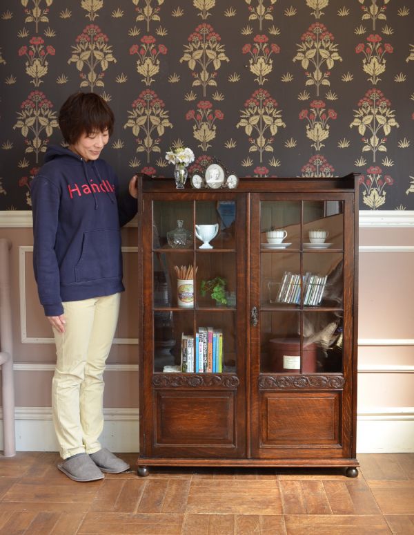 アンティーク家具　アンティーク英国家具、ガラス扉のブックケース（本棚）。こんなキレイなキャビネットがあったら、開くだけで楽しい気持ちになります。(q-427-f)