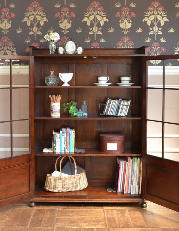 アンティーク家具　アンティーク英国家具、ガラス扉のブックケース（本棚）。食器や写真立て、本やDVDなどなど、たくさん飾ればディスプレイの幅が広がります！ガラスが大きいので、中に飾ったものがいい感じに見えてオシャレになります。(q-427-f)