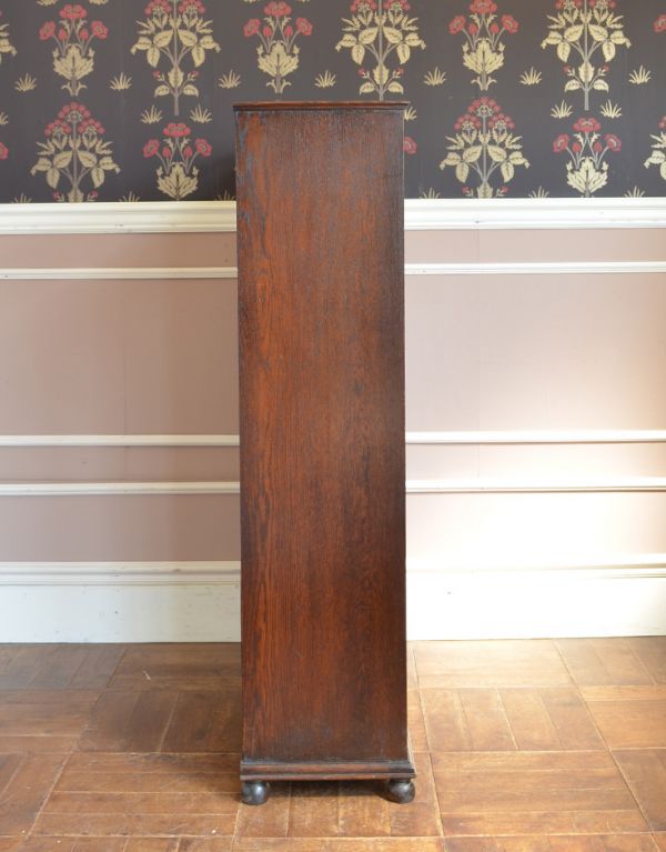 アンティーク家具　アンティーク英国家具、ガラス扉のブックケース（本棚）。横から見てもピカピカです。(q-427-f)