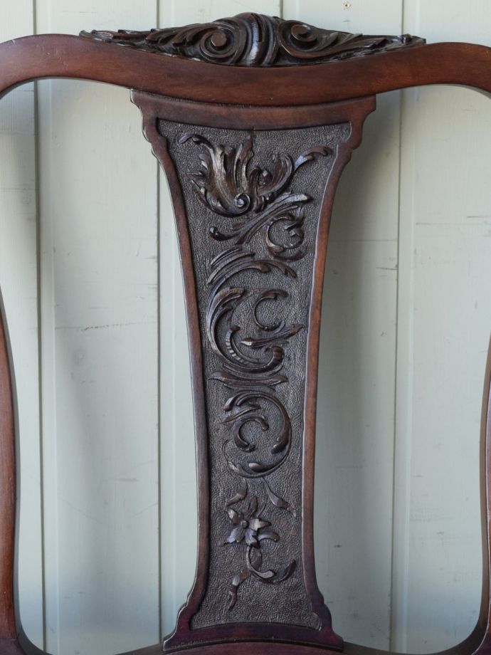 英国アンティーク家具らしい装飾