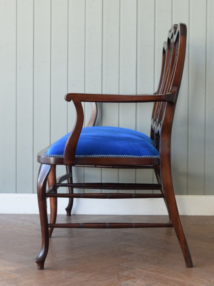 アンティークのソファの側面