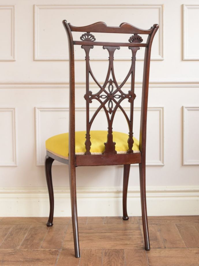 アンティークのサロンチェアの後ろ姿