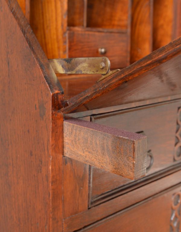 ビューロー　アンティーク家具　おしゃれなアンティーク家具、英国のライティングビューロー。扉を前に倒すと･･･ビューロー部分の扉は簡単に前に倒せます。(q-431-f)