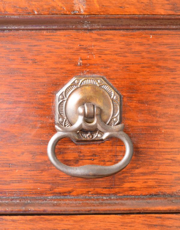 ビューロー　アンティーク家具　おしゃれなアンティーク家具、英国のライティングビューロー。アンティークらしい取っ手取っ手にもこだわりが感じられます。(q-431-f)