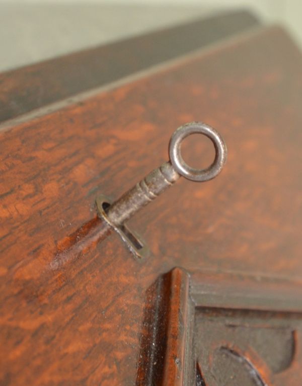 ビューロー　アンティーク家具　おしゃれなアンティーク家具、英国のライティングビューロー。鍵を使って開けて下さいおとぎ話から出てきたような可愛いアンティークの鍵で開け閉め出来ます。(q-431-f)