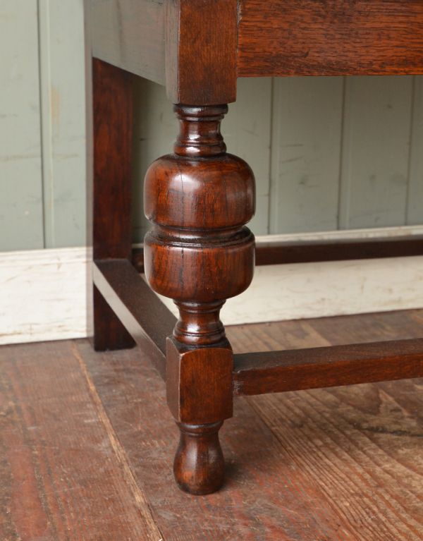 ビューロー　アンティーク家具　おしゃれなアンティーク家具、英国のライティングビューロー。女性１人でラクラ運べちゃうんですHandleのアンティークは、脚の裏にフェルトキーパーをお付けしています。(q-431-f)