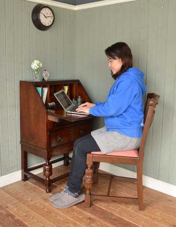 ビューロー　アンティーク家具　おしゃれなアンティーク家具、英国のライティングビューロー。扉を前に倒すだけで、あっという間に自分だけの場所扉の部分を前に倒すと、あっという間にデスクに早変わり。(q-431-f)