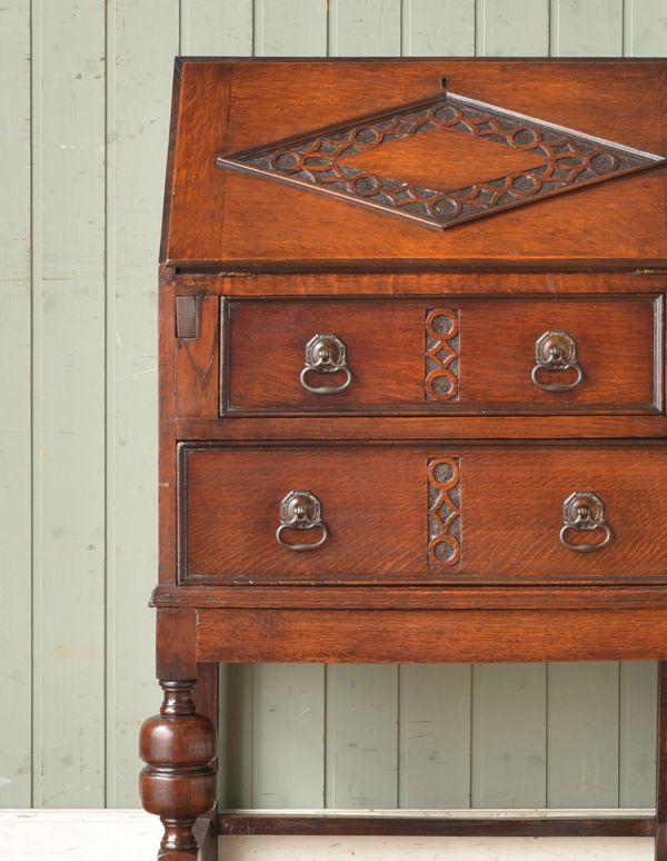 ビューロー　アンティーク家具　おしゃれなアンティーク家具、英国のライティングビューロー。英国アンティークらしい木目の美しさ自慢はアンティークだから手に入る木目の美しさ。(q-431-f)