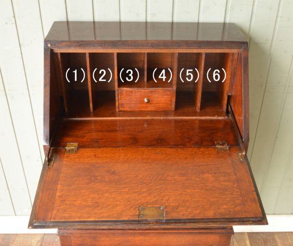 ビューロー　アンティーク家具　おしゃれなアンティーク家具、英国のライティングビューロー。細かく仕切られた中身にうっとり扉の中身はこんなに細かく仕切られています。(q-431-f)