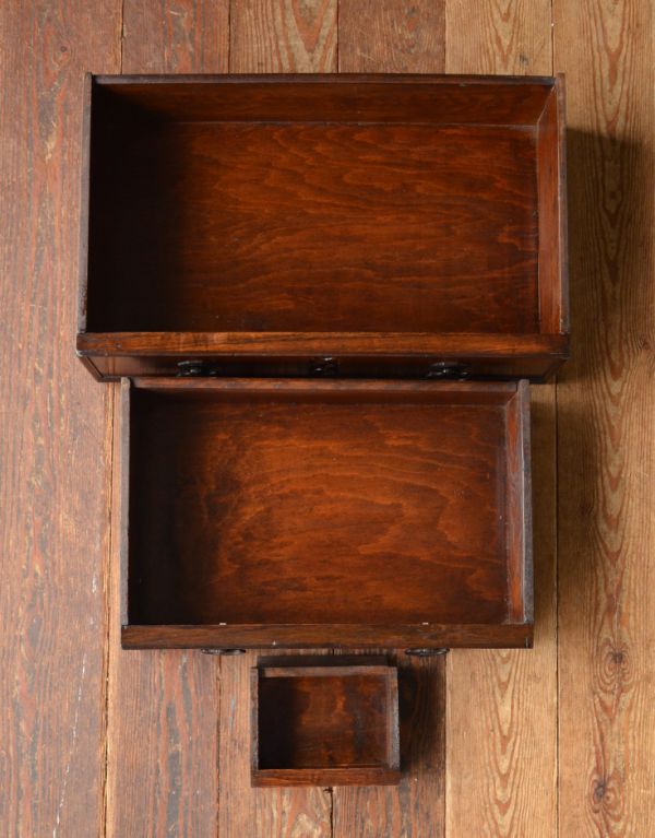 ビューロー　アンティーク家具　おしゃれなアンティーク家具、英国のライティングビューロー。引き出しの中もキレイに仕上げましたもちろん、引き出しの中もキレイに修復したので、実用的にいろんなものを収納してお使い下さい。(q-431-f)