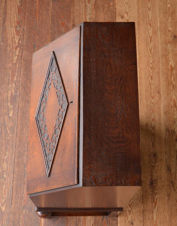 ビューロー　アンティーク家具　おしゃれなアンティーク家具、英国のライティングビューロー。デスクの部分を上から見ると･･･天板部分の塗装も専門の職人がしっかりキレイに修復したので、こんなにキレイです。(q-431-f)