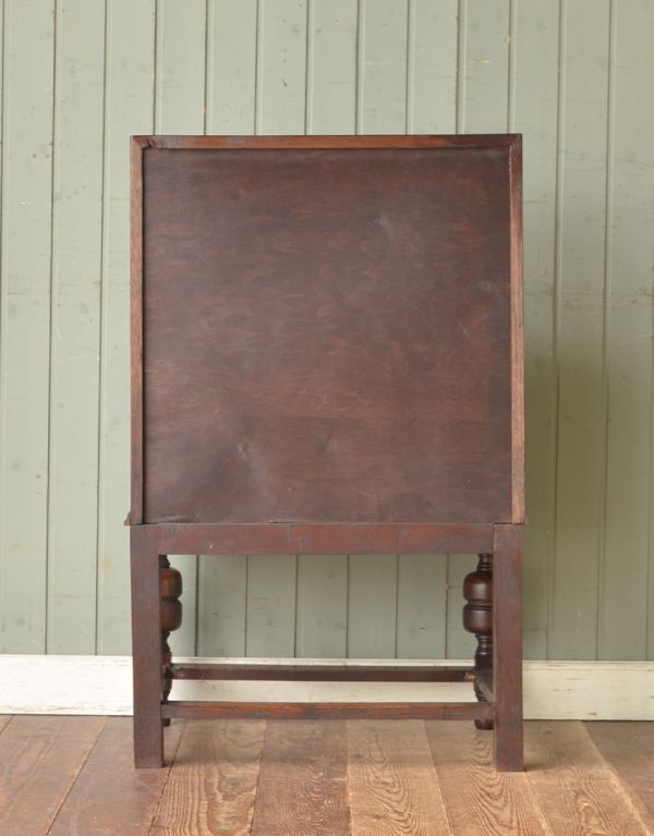 ビューロー　アンティーク家具　おしゃれなアンティーク家具、英国のライティングビューロー。もちろん後ろ姿もキレイですアンティークは新品ではないので経年変化によるキズはありますが専門の職人がしっかり修復したので安心してお使いください。(q-431-f)