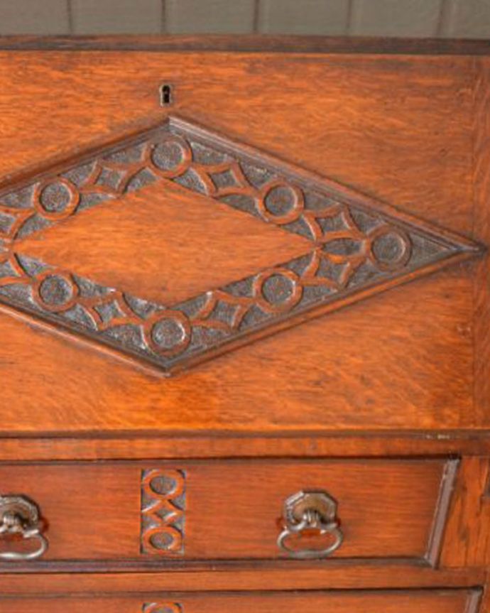 ビューロー　アンティーク家具　おしゃれなアンティーク家具、英国のライティングビューロー。惚れ惚れしちゃう美しさこんなに堅い無垢材に一体どうやって彫ったんだろう？と不思議になるくらい細かい彫にうっとりです。(q-431-f)