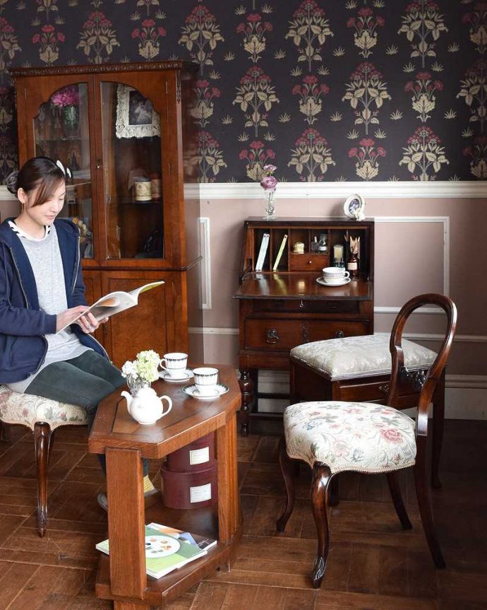 ビューロー　アンティーク家具　おしゃれなアンティーク家具、英国のライティングビューロー。色んな家具と合わせてスタイリング本棚の横に置いて、自分だけの勉強時間をイメージしてスタイリング。(q-431-f)