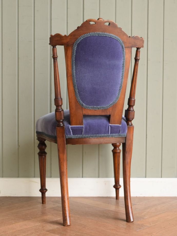 アンティークのサロンチェアの後ろ姿