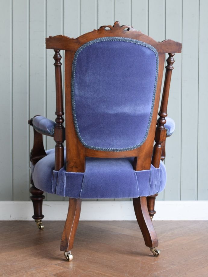 アンティークのパーソナルチェアの後ろ姿