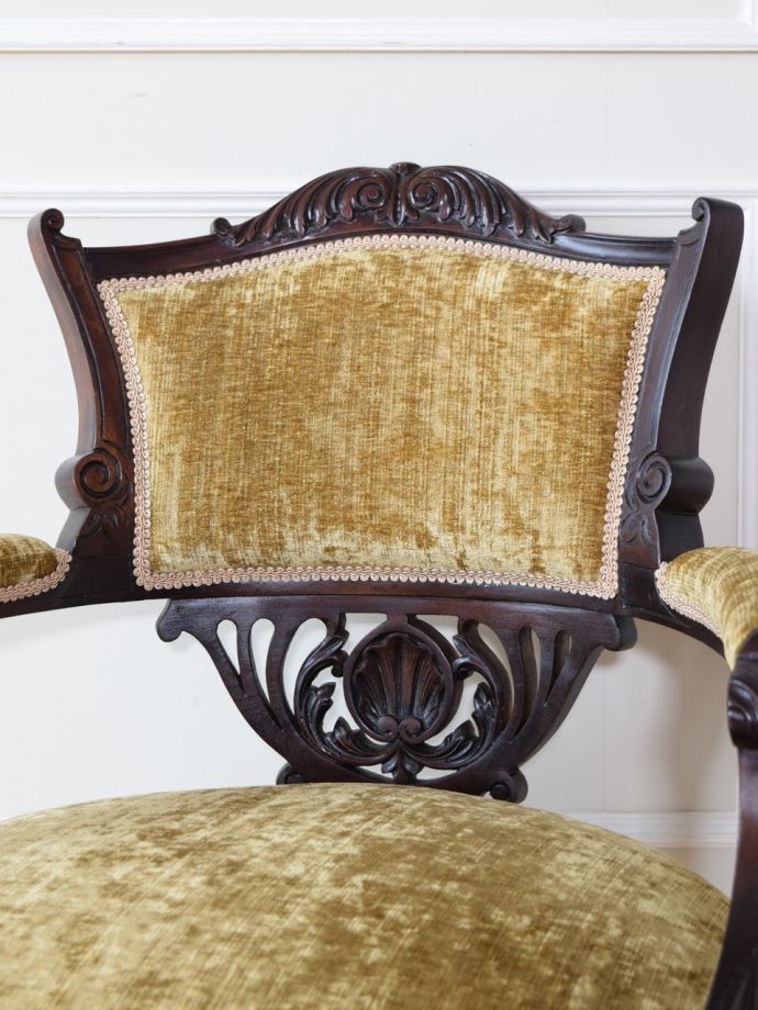 背もたれが美しいアンティークの椅子