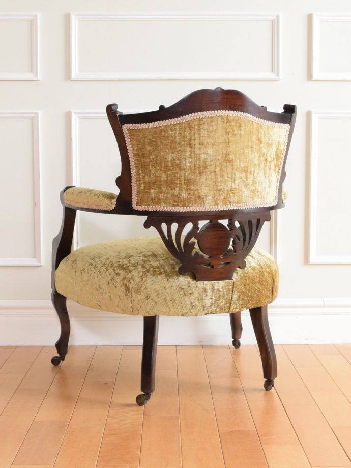 アンティークのパーソナルチェアの後ろ姿