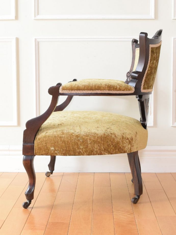 アンティークの椅子の側面