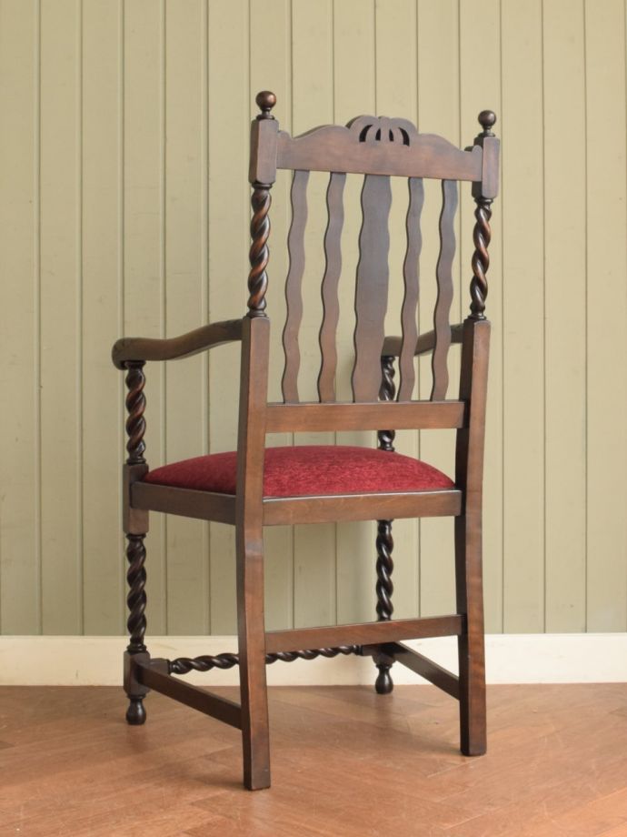 アンティークチェアの後ろ姿