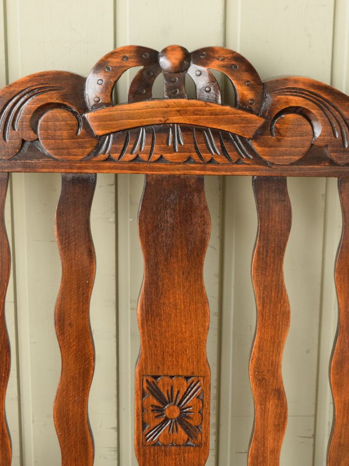 英国アンティーク家具らしい装飾