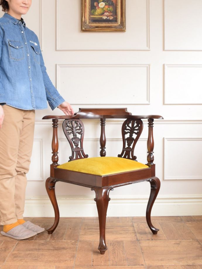 英国のアンティークの椅子、透かし彫りが美しいマホガニー材のコーナー