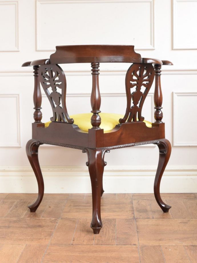 英国のアンティークの椅子、透かし彫りが美しいマホガニー材のコーナー