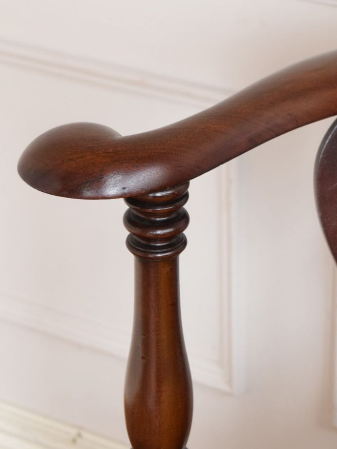 英国のアンティークの椅子、透かし彫りが美しいマホガニー材のコーナー