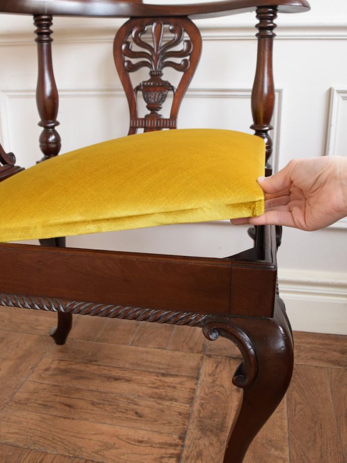 英国のアンティークの椅子、透かし彫りが美しいマホガニー材のコーナー