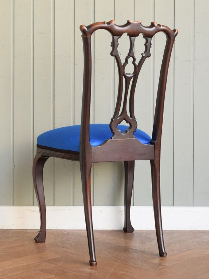 アンティークのサロンチェアの後ろ姿