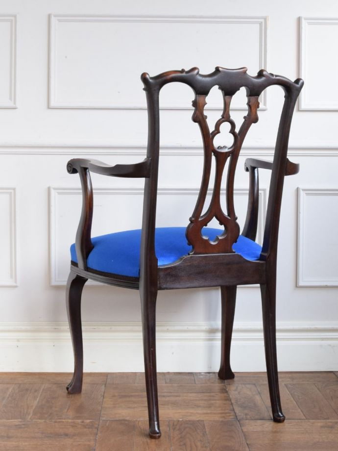 アンティークのサロンチェアの後ろ姿