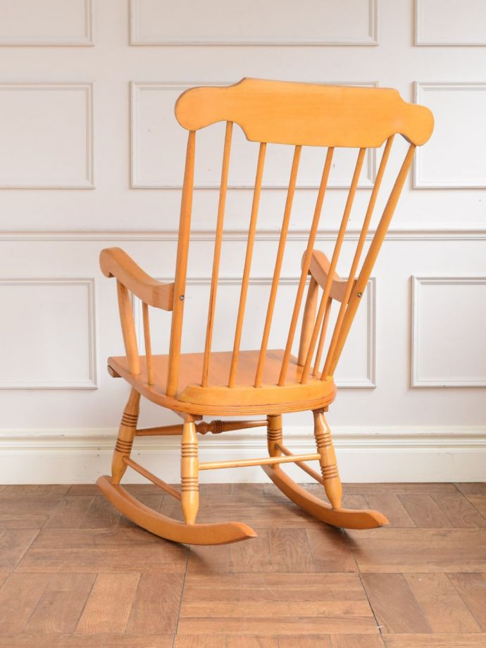 ロッキングチェアの後ろ姿