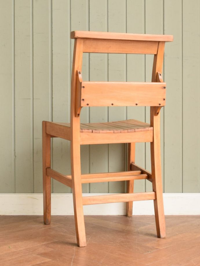 チャペルチェアの後ろ姿