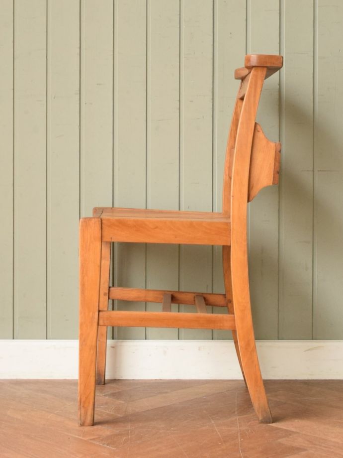 チャーチチェアの横顔