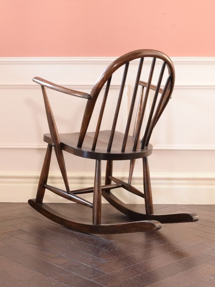 ロッキングチェアの後ろ姿