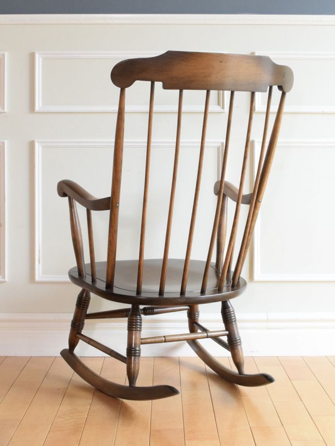 ロッキングチェアの後ろ姿