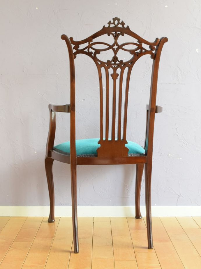 アンティークのサロンチェアの後ろ姿