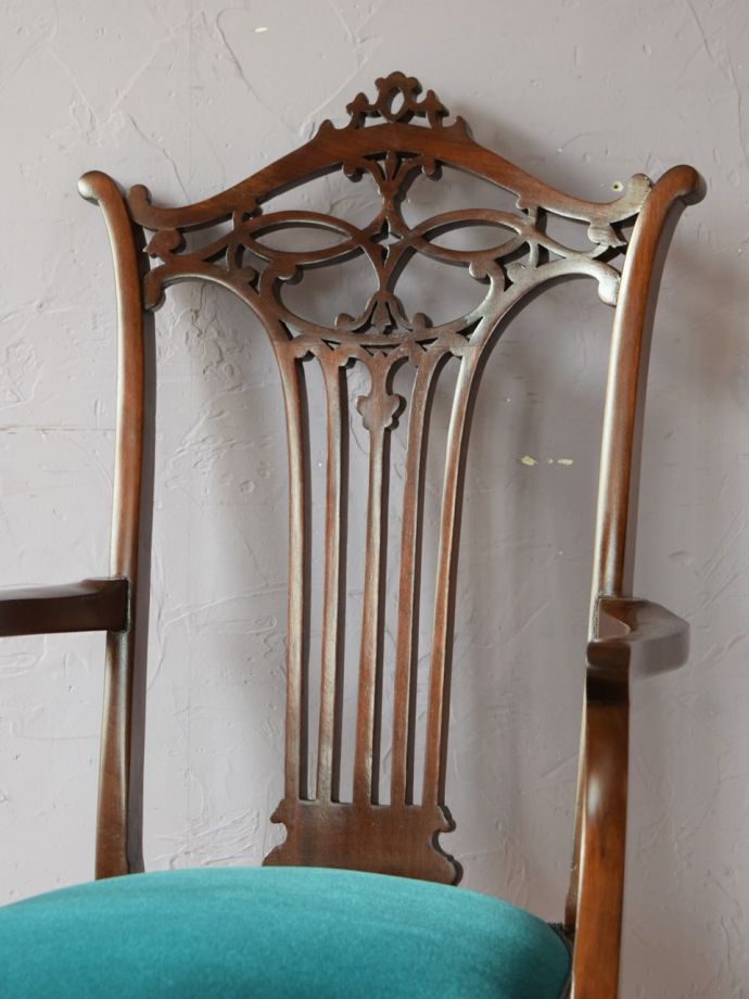 背もたれが美しいアンティークの椅子