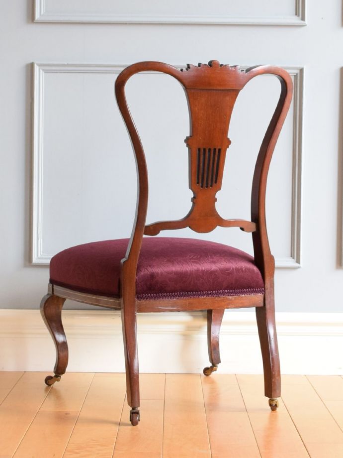 アンティークのサロンチェアの後ろ姿