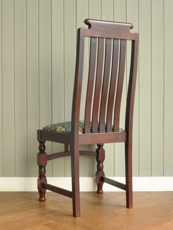 アンティークチェアの後ろ姿