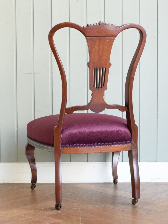 アンティークのサロンチェアの後ろ姿