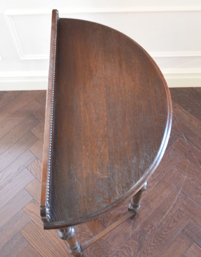 アンティークのテーブル　アンティーク家具　空間を彩るアンティーク家具、引き出し付きのコンソールテーブル。上から見ると半分のお月様が見えますハーフムーン（半月型）の天板には、何を置いても素敵に魅せてくれる力があります。(q-454-f-1)