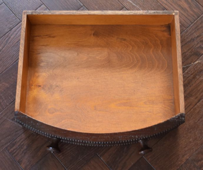 アンティークのテーブル　アンティーク家具　空間を彩るアンティーク家具、引き出し付きのコンソールテーブル。中身ももちろんキレイですちょっとした引き出しがあると、なんだか便利に使えちゃうんです。(q-454-f-1)